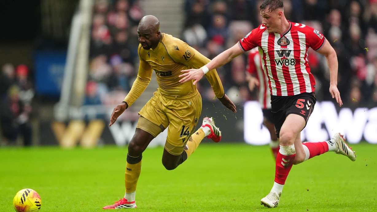 Crystal Palace's Jean-Philippe Mateta, left, and Sunderland's Daniel Ballard in action during the English Premier League soccer match between Sunderland and Crystal Palace in Sunderland, England, Saturday Jan. 17, 2026.