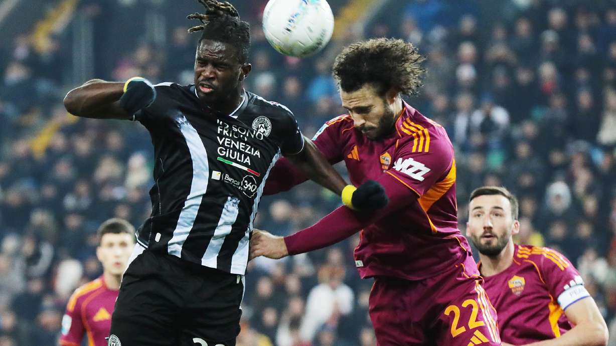 Udinese's Oumar Solet, left, fights for the ball with Roma's Mario Hermoso during the Serie A soccer match between Udinese and Roma at the Bluenergy Stadium in Udine, Italy, Monday, Feb. 2, 2026.