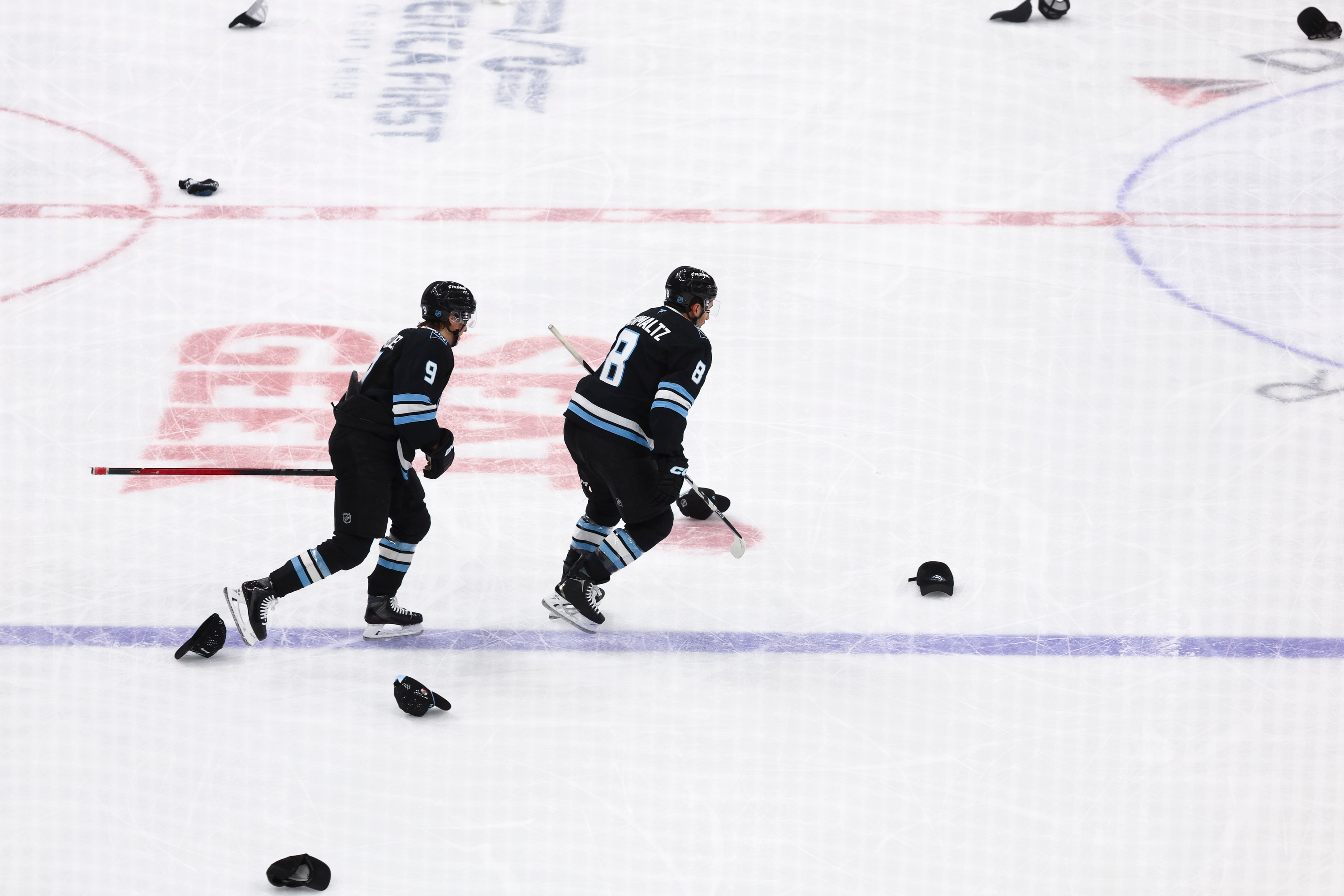 Schmaltz's hat trick helps Mammoth cruise to 6-2 win over Canucks