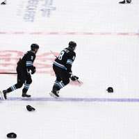 Schmaltz's hat trick helps Mammoth cruise to 6-2 win over Canucks