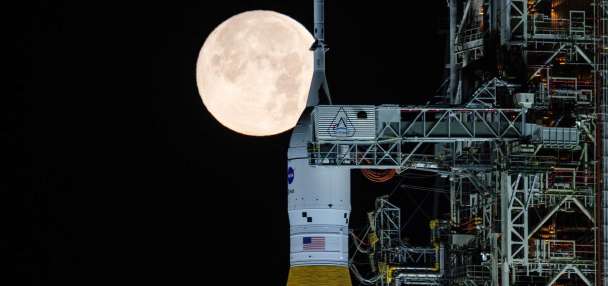 NASA delays astronauts' lunar trip until March after hydrogen leaks mar fueling test