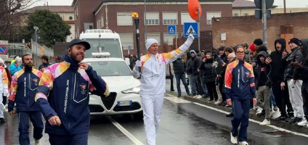 David Huntsman carries Olympic torch in Milan suburb, highlights mental health ahead of 2034