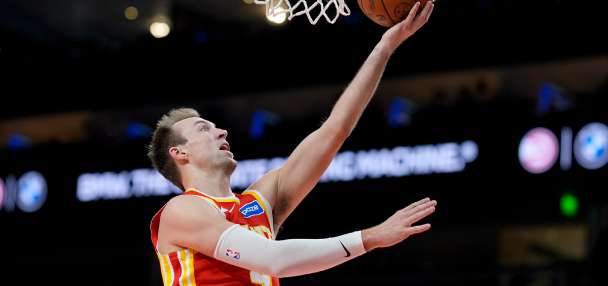 Lakers acquire 3-point shooter Kennard from busy Hawks for point guard Vincent, AP source says