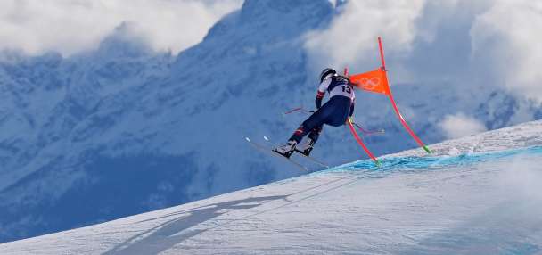 Lindsey Vonn's choice to race Olympic downhill on injured knee questioned after crash