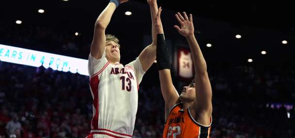 Arizona holds No. 1 spot for 9th week in AP Top 25; Houston rises to No. 3, Kentucky returns at 25th