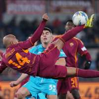 Malen's priceless double keeps Roma in touch with Serie A pack