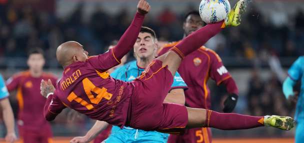 Malen's priceless double keeps Roma in touch with Serie A pack