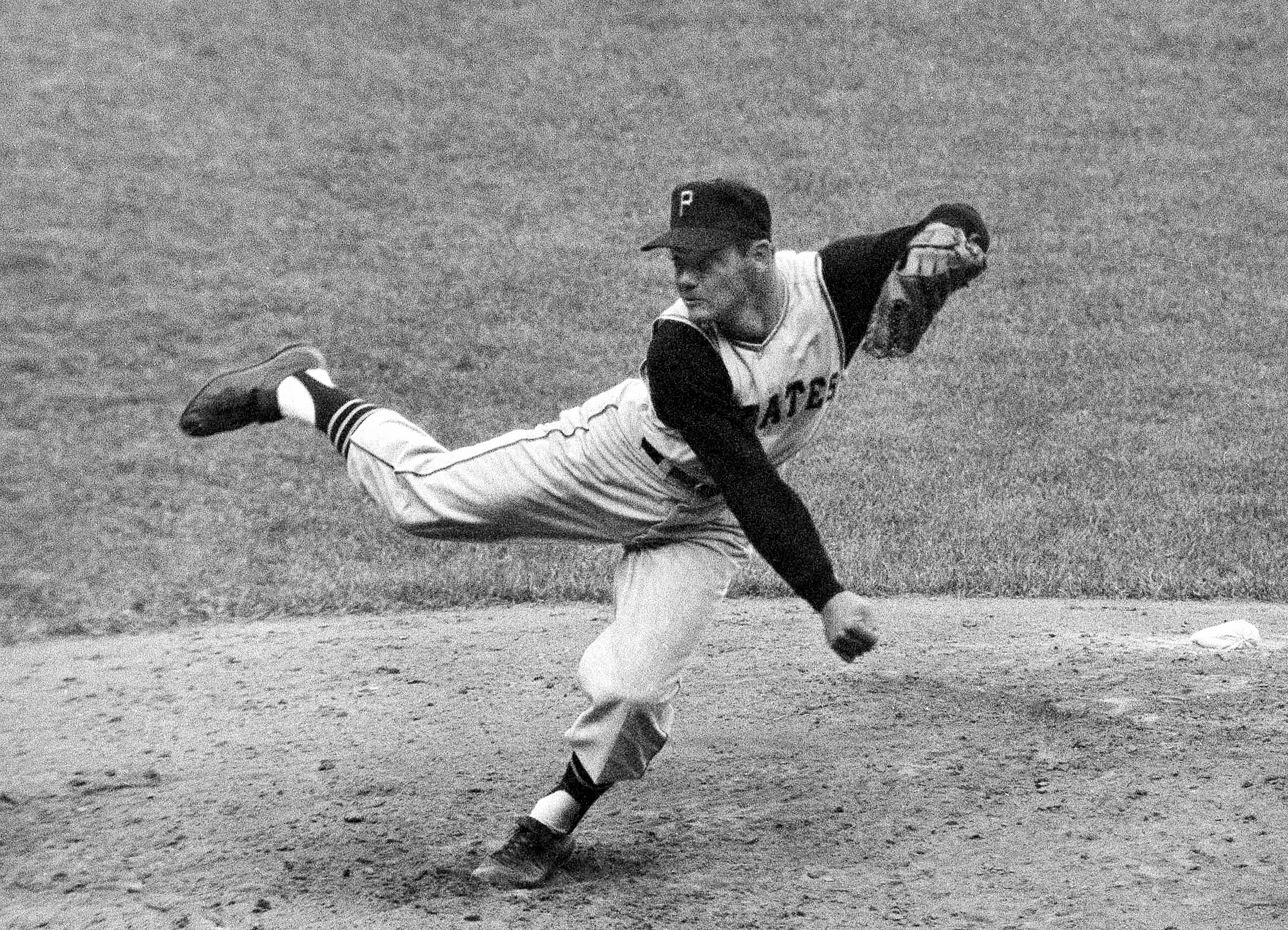 FILE - Pittsburgh Pirates relief pitcher Roy Face, follows through after serving up a ninth pitch against the Yankees in fifth World Series game at Yankee Stadium, Oct. 10, 1960 in New York.