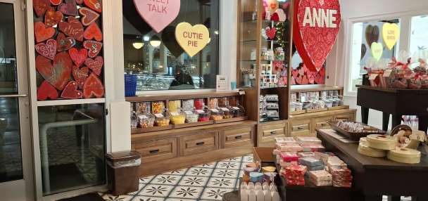 'King of Valentine's Day' transforms Logan candy store for wife of 30 years
