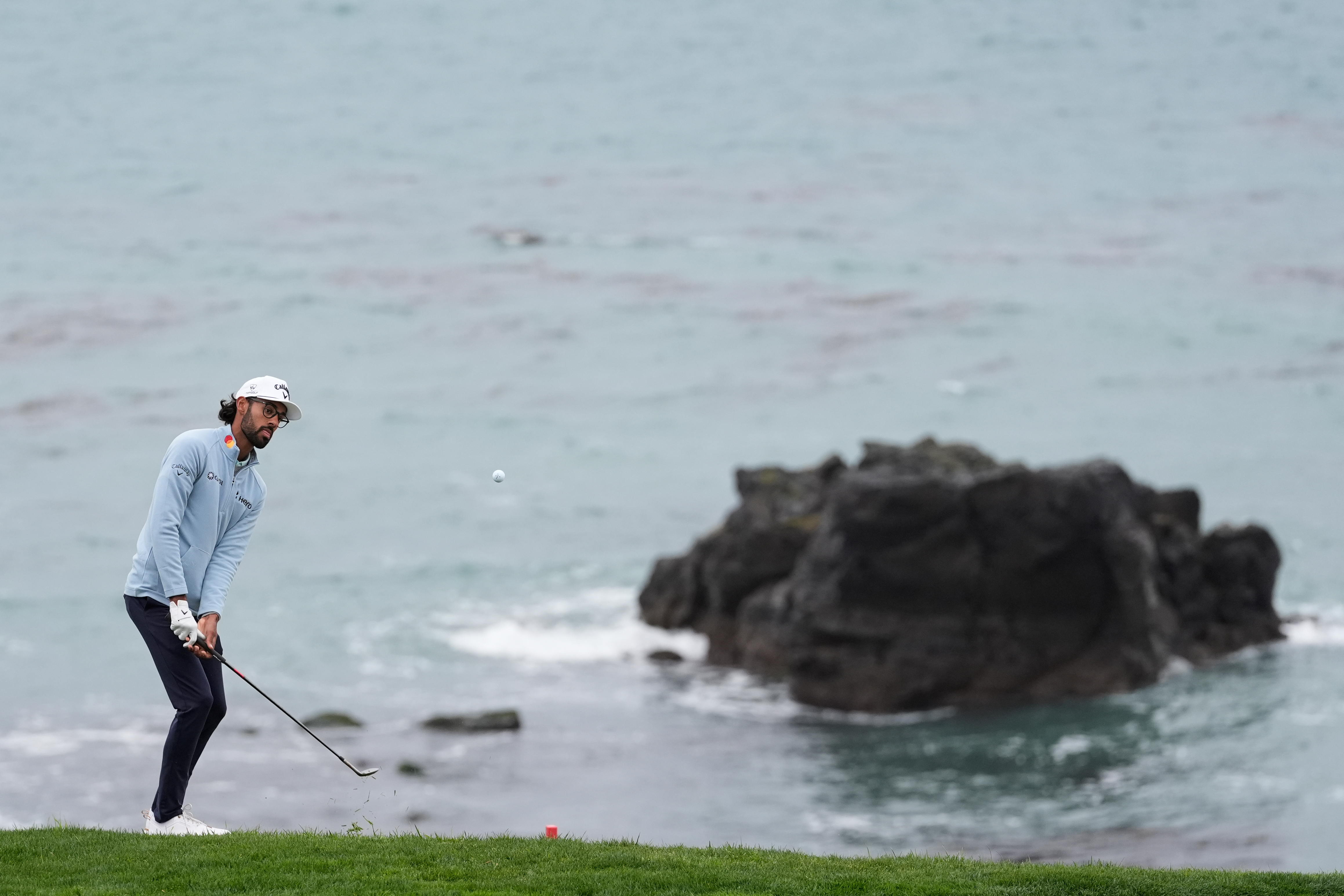 Bhatia's big birdie runs helps him beat the wind and lead at Pebble Beach