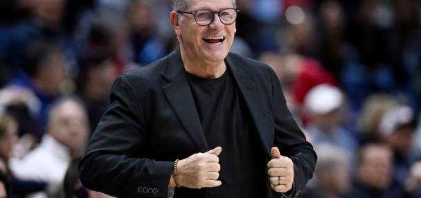 Geno Auriemma ties Tara VanDerveer for most AP Top 25 appearances as UConn stays No. 1