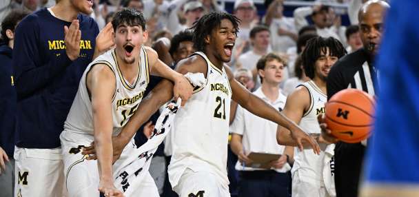 Michigan rises to No. 1 in AP Top 25 men's hoops poll for 1st time since January 2013