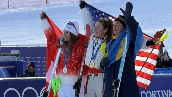 Shiffrin blows away competition for slalom gold
