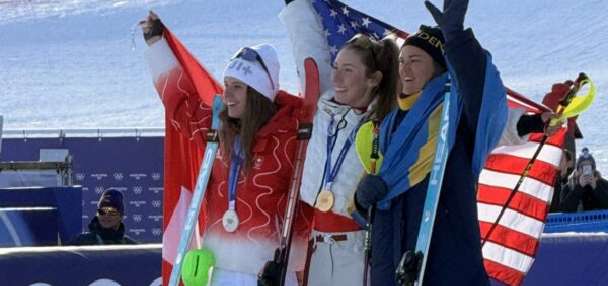 Shiffrin blows away competition for slalom gold