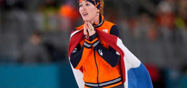 Dutch fans roar for speedskater Antoinette Rijpma-de Jong's Olympic gold in the 1,500