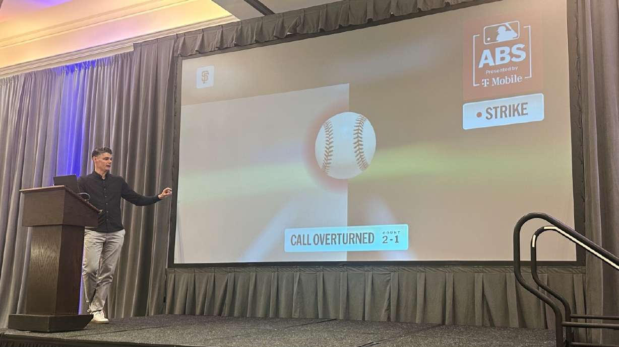 Joe Martínez, vicepresidente de estrategias en el terreno de las Grandes Ligas, ofrece una presentación sobre el sistema automatizado de bolas y strikes, el jueves 12 de febrero de 2026, en Scottsdale, Arizona