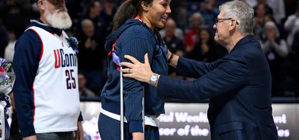 Geno Auriemma's 655th AP Top 25 appearance moves him past Tara VanDerveer