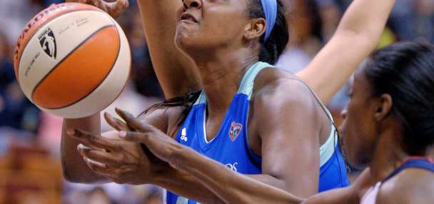 2-time WNBA champion Kara Braxton dies at 43 after being in a car crash