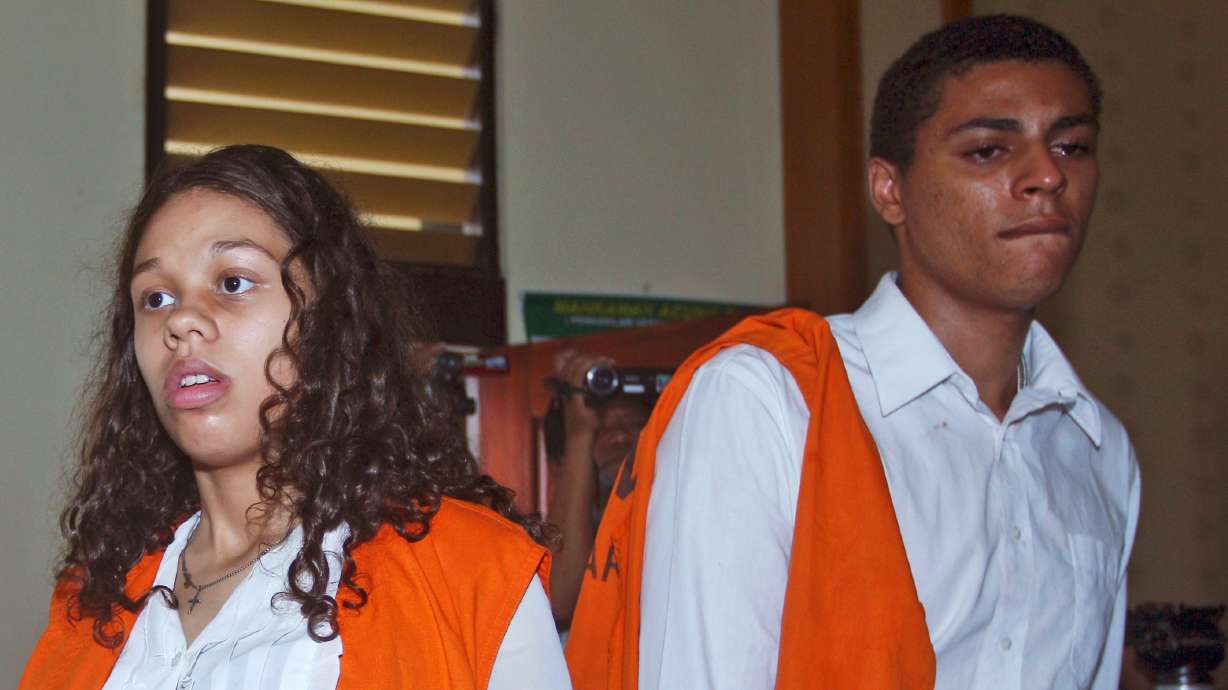 Heather Mack and then-boyfriend Tommy Schaefer, both from Chicago, Ill., accused of murdering Mack's mother, Sheila von Wiese-Mack, whose body was later found in a suitcase, at court in Bali, Indonesia, March 12, 2015. Schaefer is scheduled to make an initial appearance in his U.S. case on Thursday.
