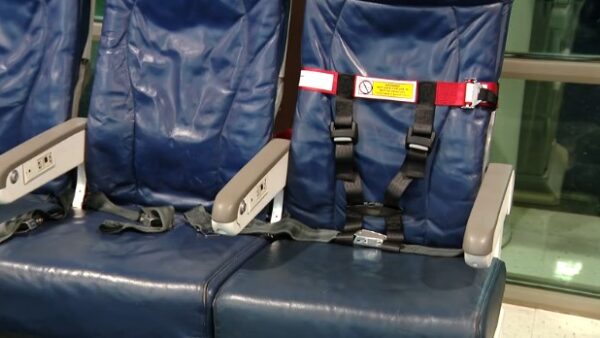 Safety experts encourage parents to bring car seats on airplanes