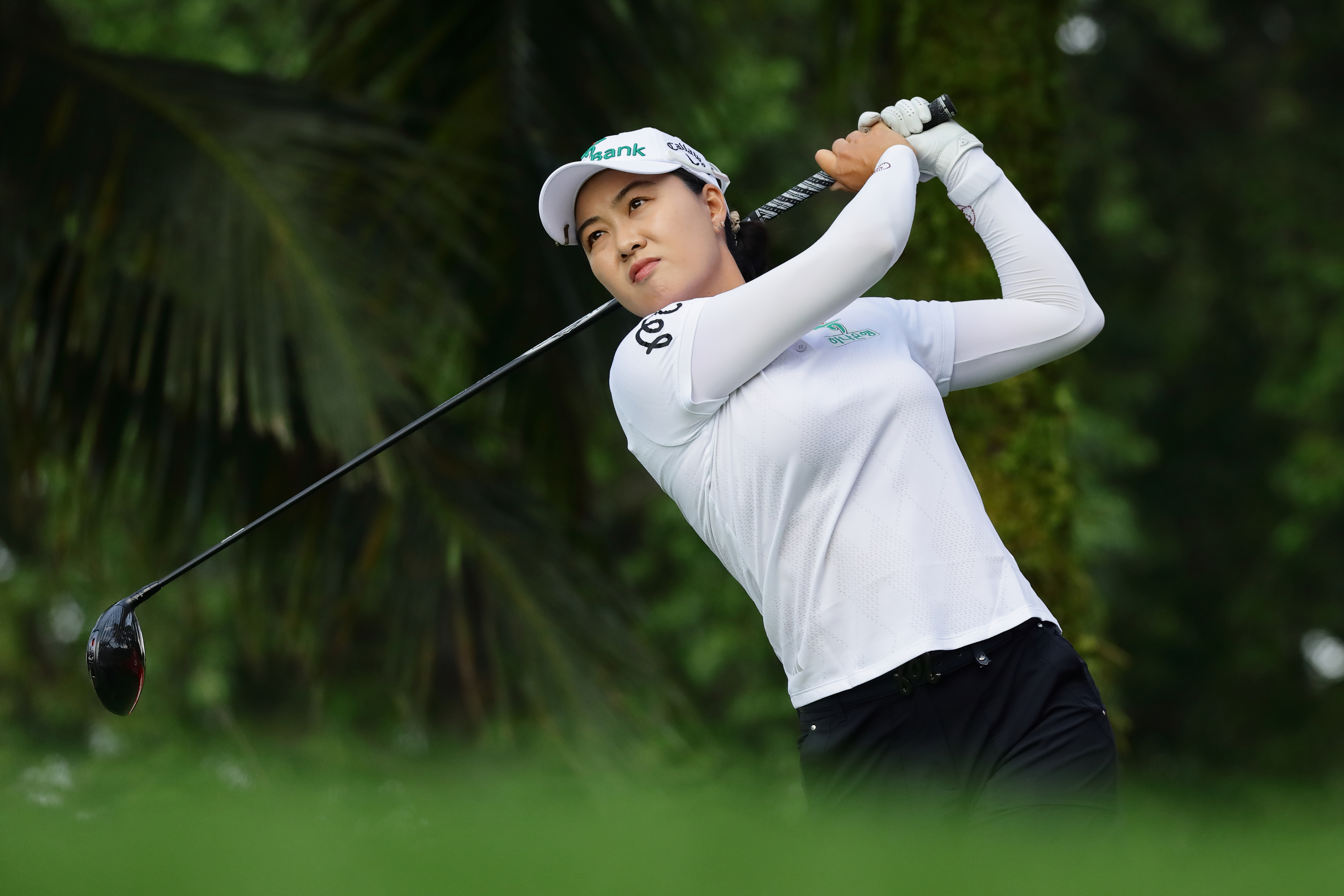 3-time major winner Minjee Lee moves up the LPGA Singapore leaderboard with a 64