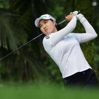 3-time major winner Minjee Lee moves up the LPGA Singapore leaderboard with a 64