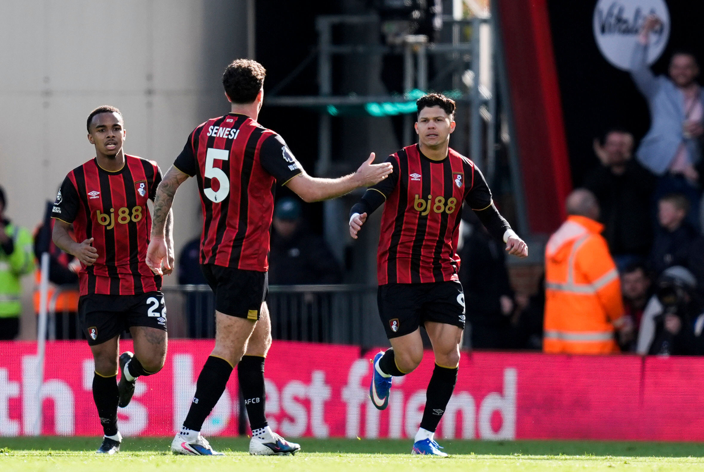 Bournemouth's Evanilson, right, celebrates after scoring his side's first goal during the English Premier League soccer match between AFC Bournemouth and AFC Sunderland in Bournemouth, England, Saturday, Feb. 28, 2026.