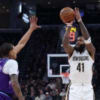 Pelicans beat Jazz for 4th straight win after Zion Williamson leaves game with ankle injury