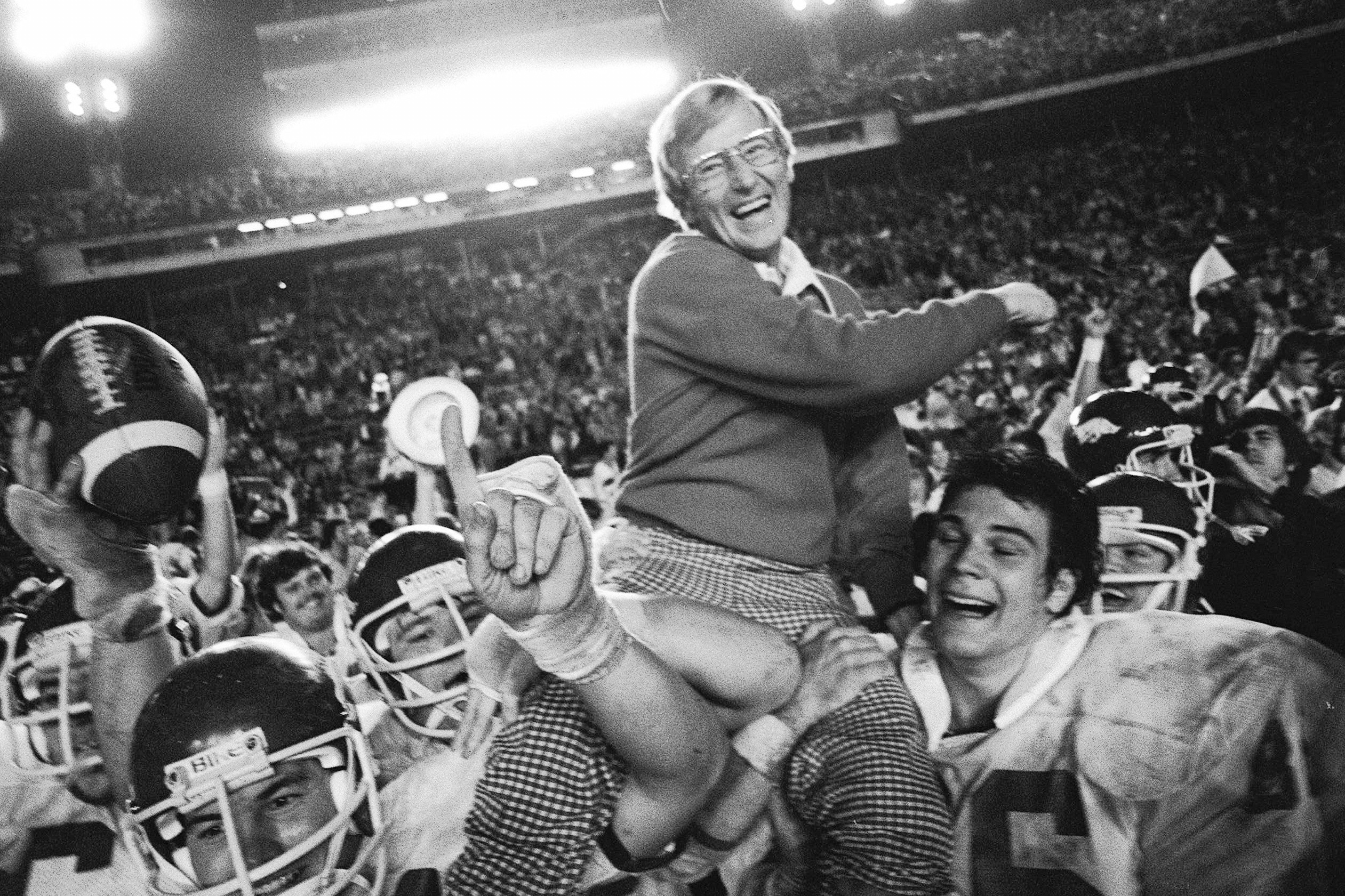 Lou Holtz, college football staple who coached Notre Dame to 1988 national title, dies at 89