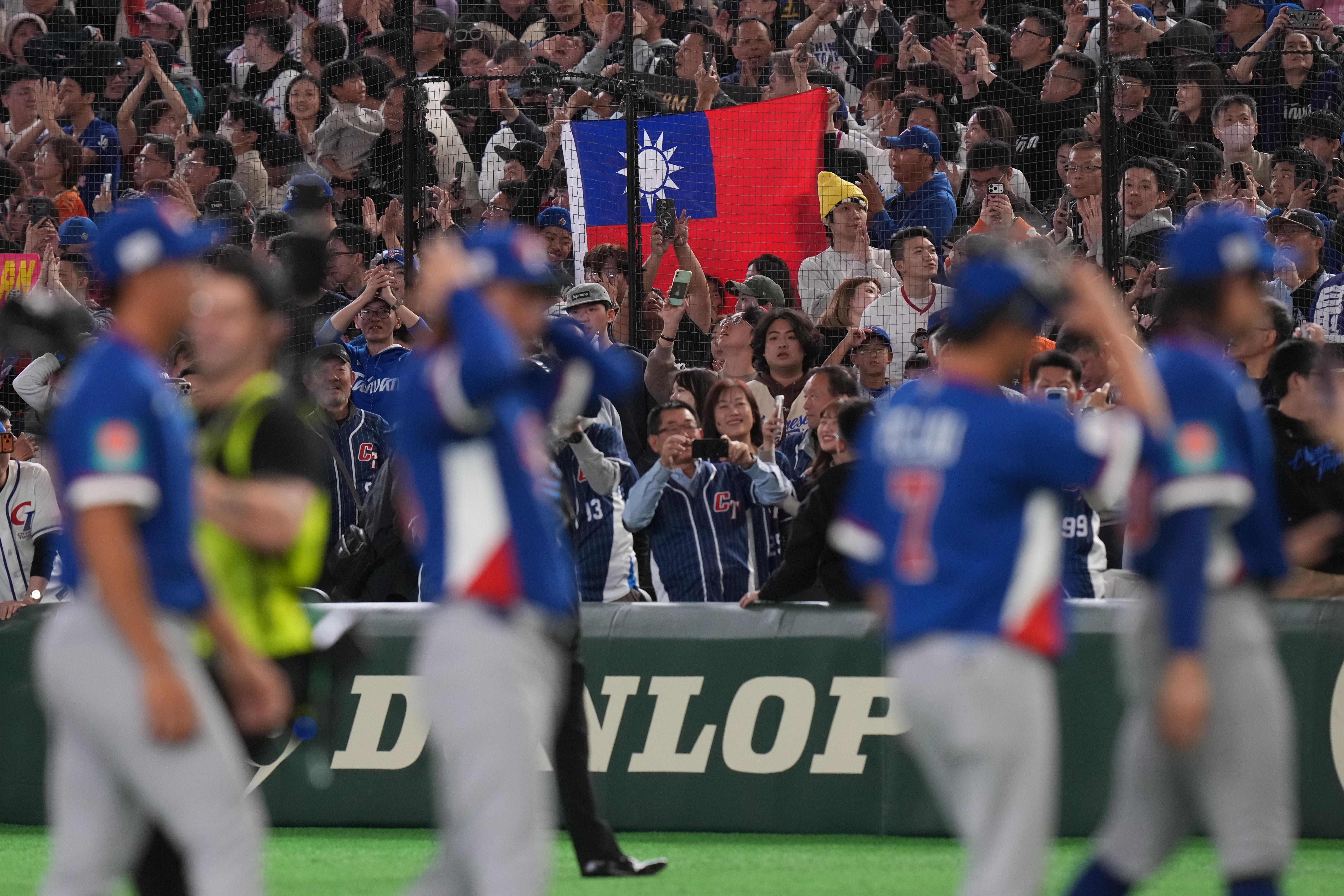 Japan rallies late to beat Australia 4-3, clinches first place in group at World Baseball Classic