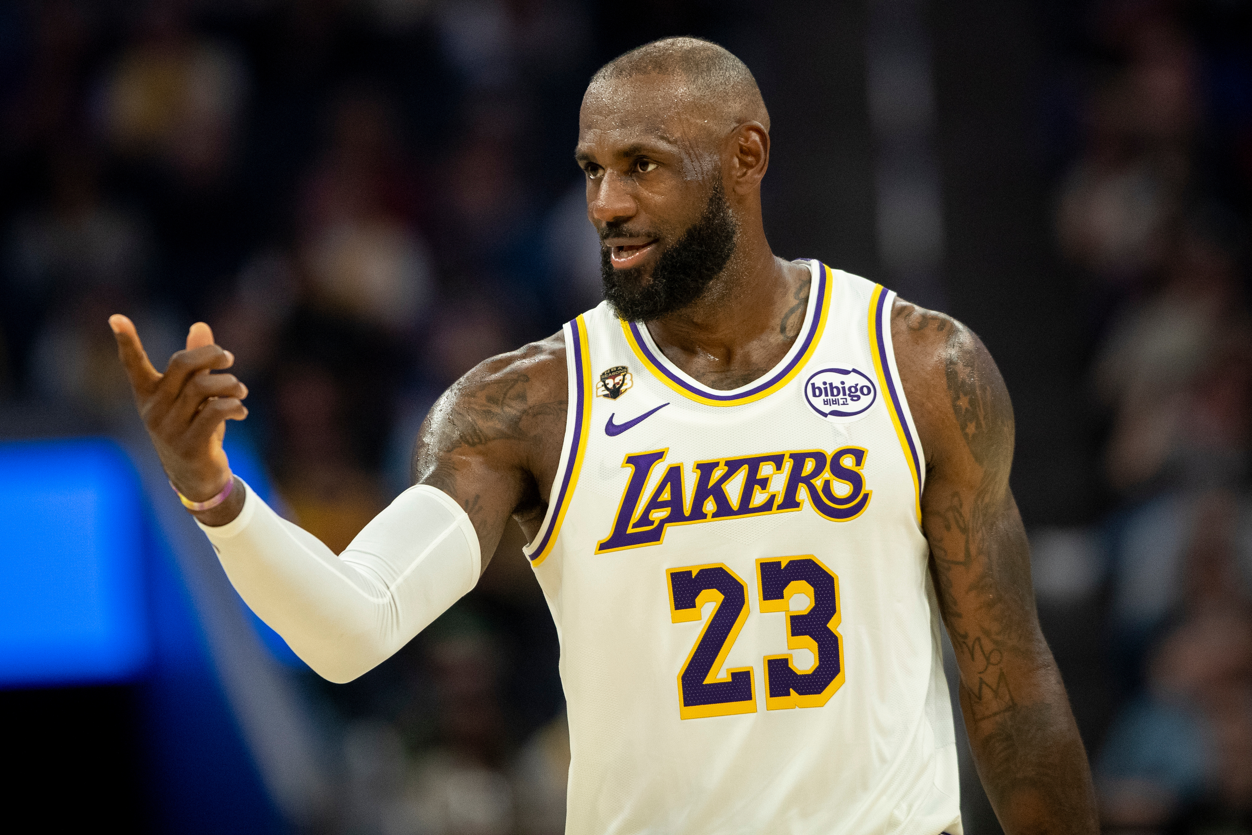 LeBron James misses 2nd straight game with injuries when Lakers host Knicks