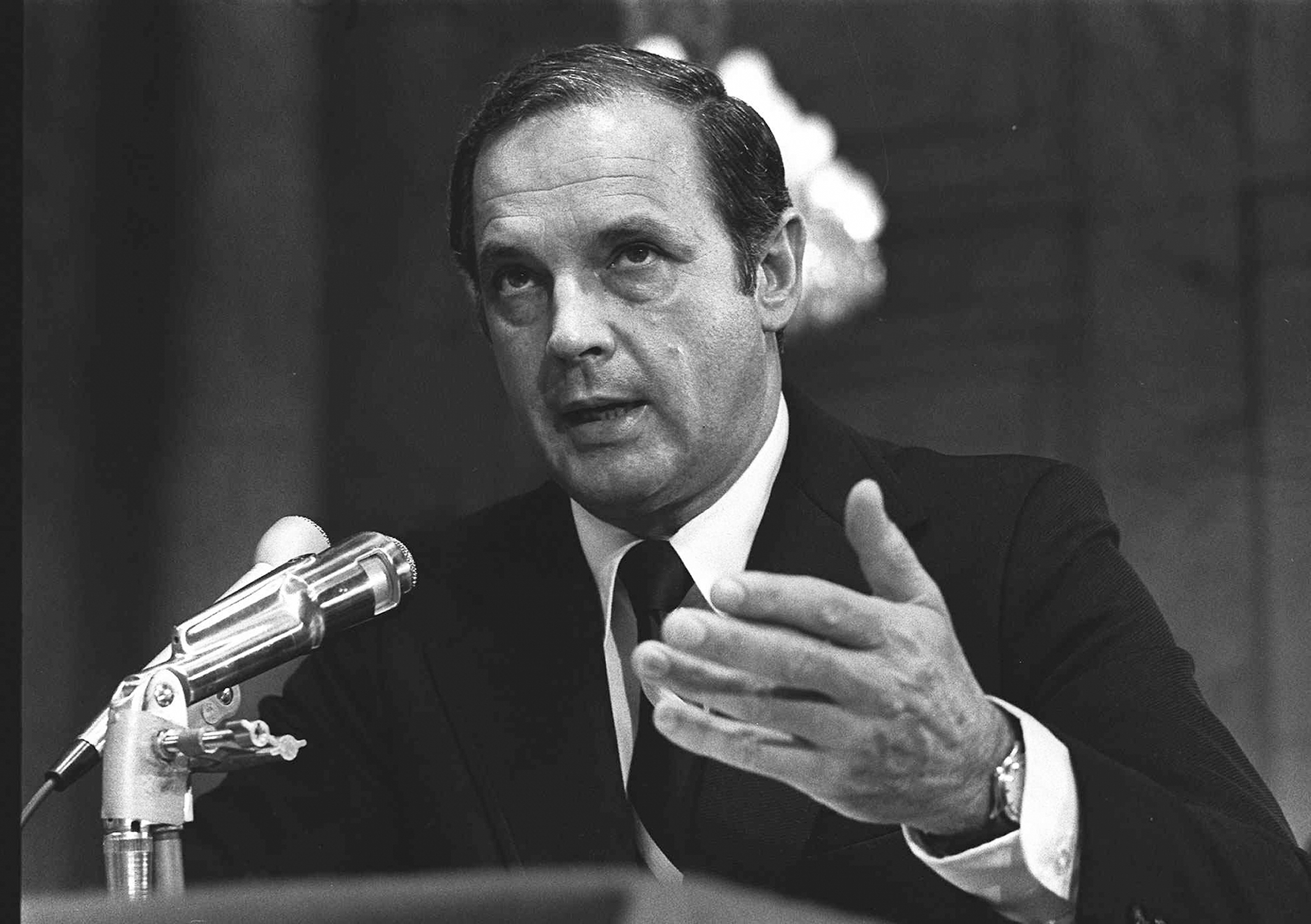Alexander Butterfield, the Nixon aide who disclosed Watergate tapes, dies at 99