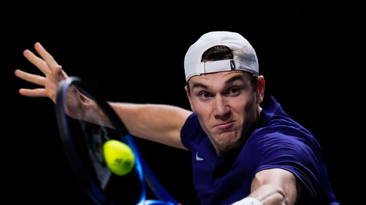 FILE -Britain's Jack Draper plays a shot against Serbia's Miomir Kecmanovic during a Davis Cup quarter-final tennis match between Serbia and United Kingdom in Malaga, Spain, Nov. 23, 2023.