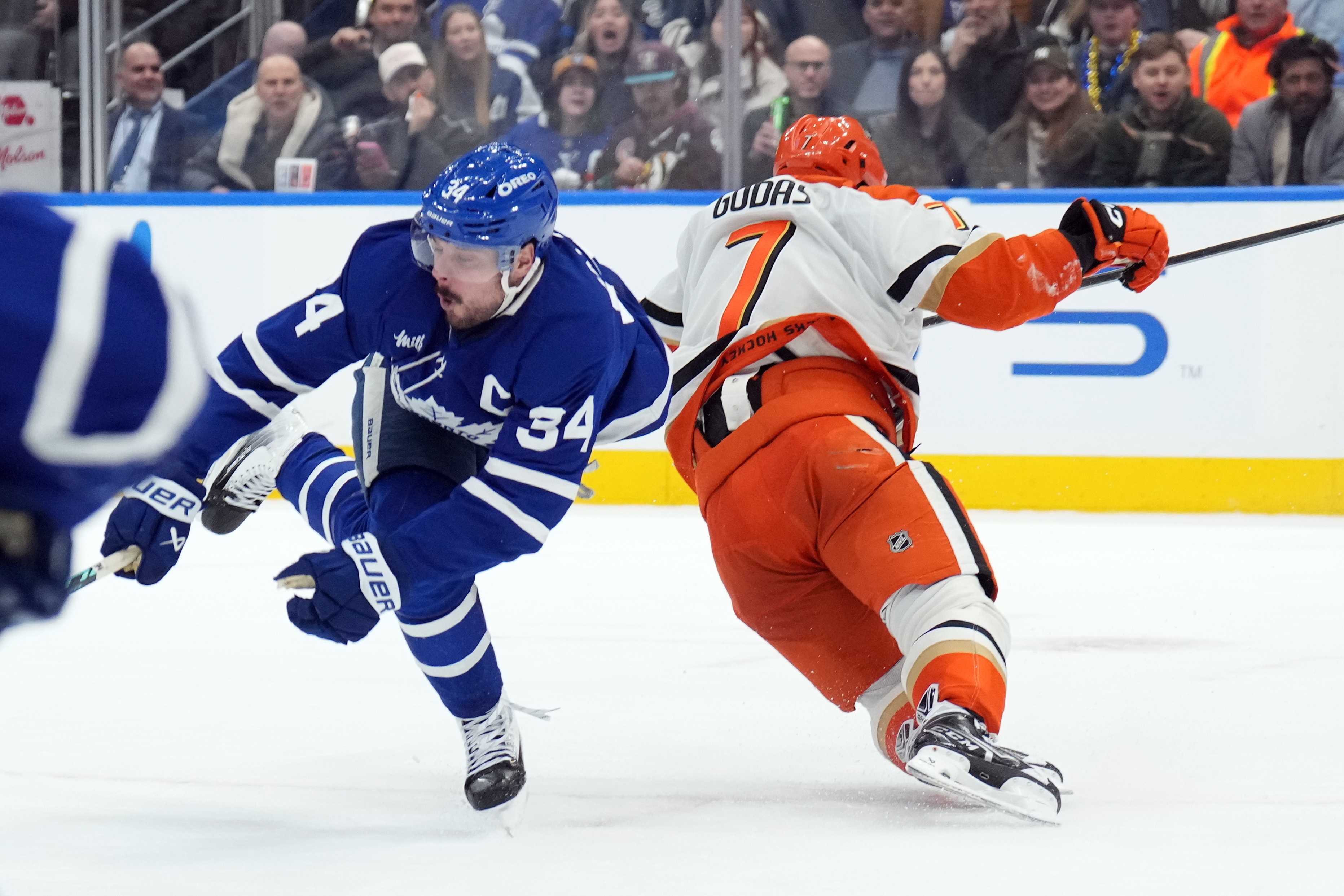 Maple Leafs star Auston Matthews leaves after knee-on-knee hit from Ducks' Radko Gudas