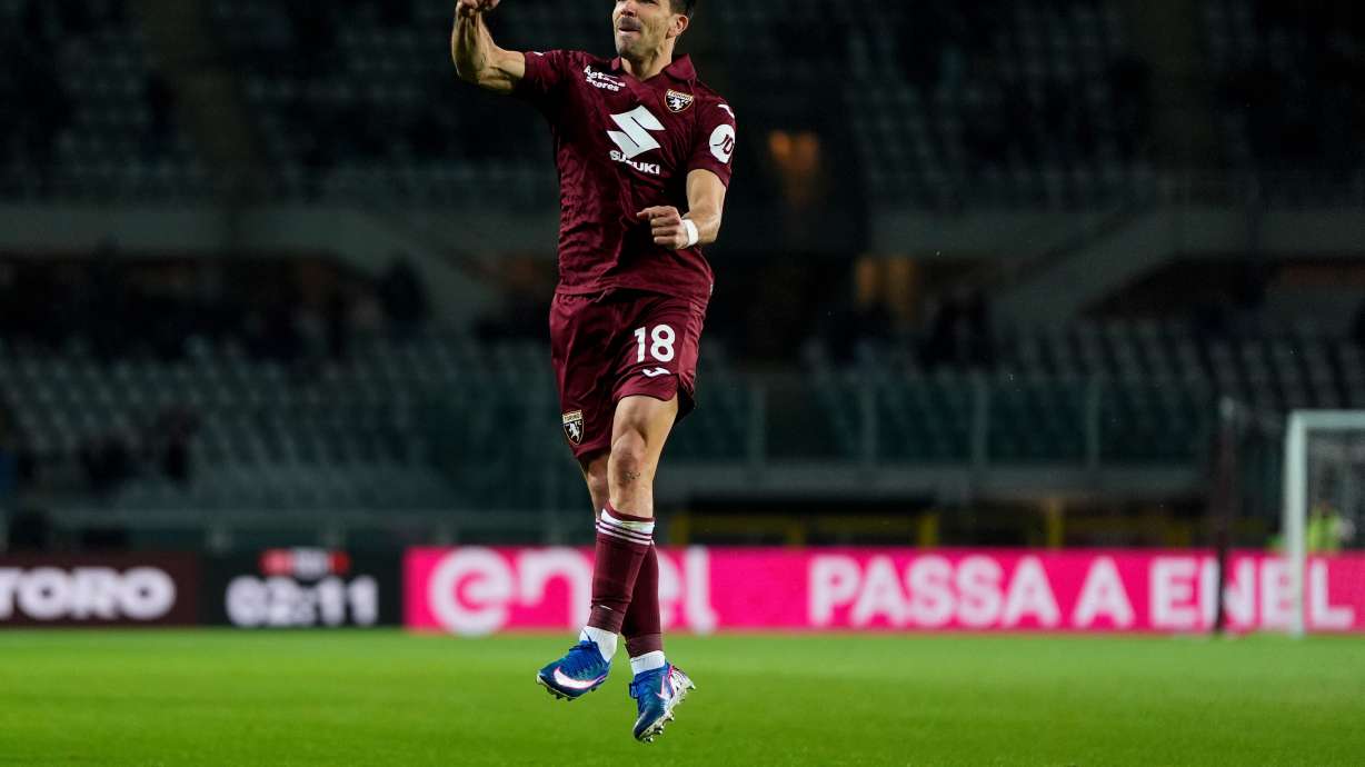 Torino's Giovanni Simeone celebrates after scoring during the Serie A soccer match between Torino FC and Parma, Friday, March 13, 2026, in Turin, Italy.