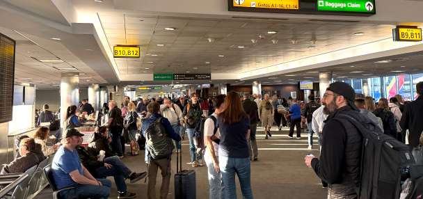 Strong chemical smell forces hourlong flight halt at 4 major DC-area airports