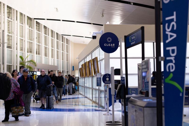 Airline CEOs urge Congress to end standoff, pay airport security officers