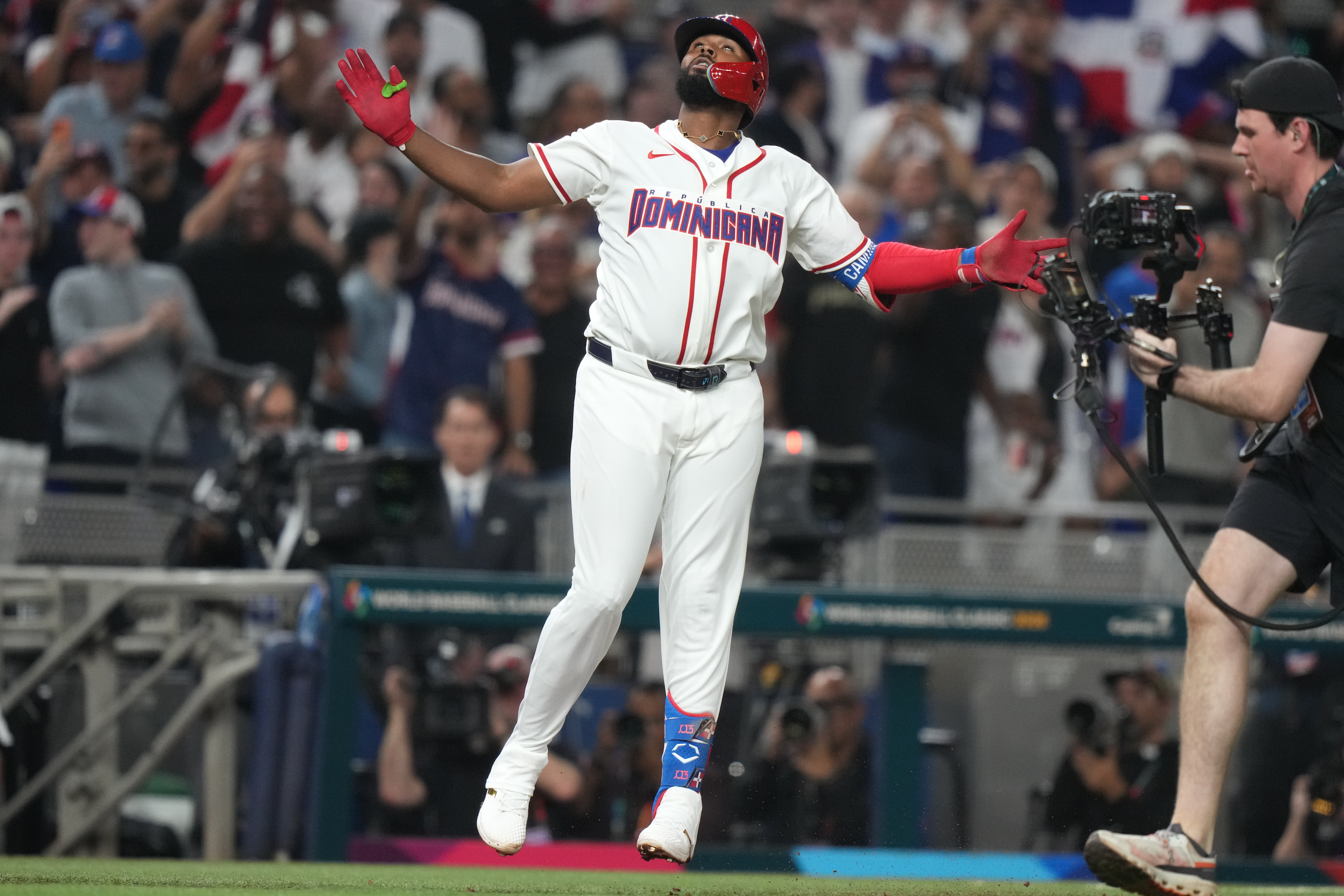 Junior Caminero hits Dominican Republic's record 15th home run of World Baseball Classic