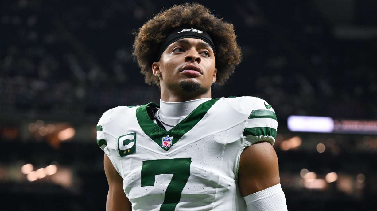 FILE - New York Jets quarterback Justin Fields warms up before an NFL football game against the New Orleans Saints on Dec. 21, 2025, in New Orleans.