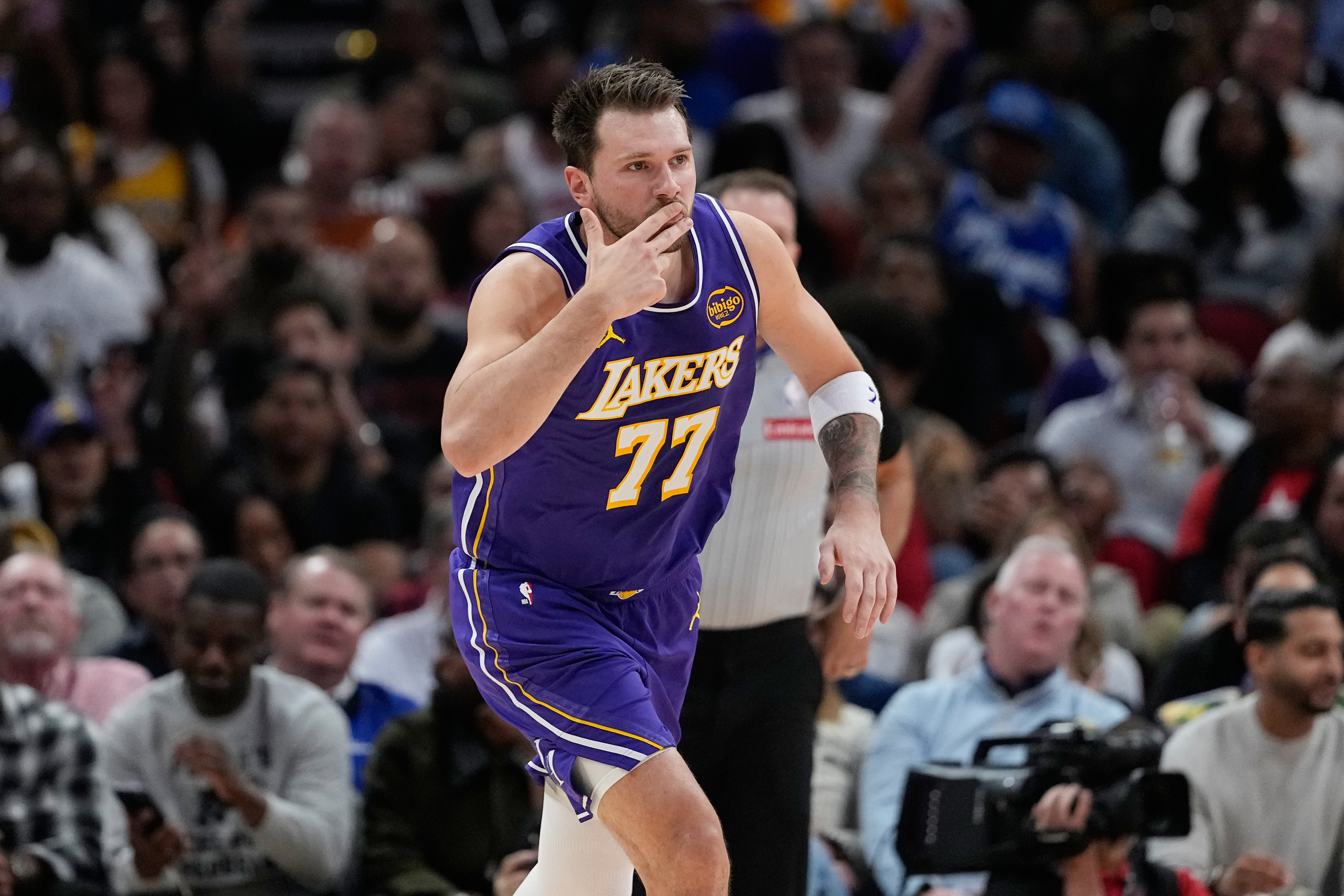Doncic drops 40, James adds 30 as Lakers stretch their streak to 7 with 124-116 win over Rockets