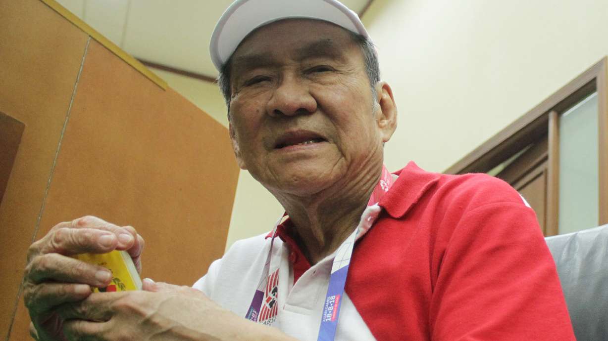 Indonesian billionaire and philanthropist Michael Hartono holds cards as he plays bridge in Jakarta, Indonesia on Saturday, August. 11, 2018.