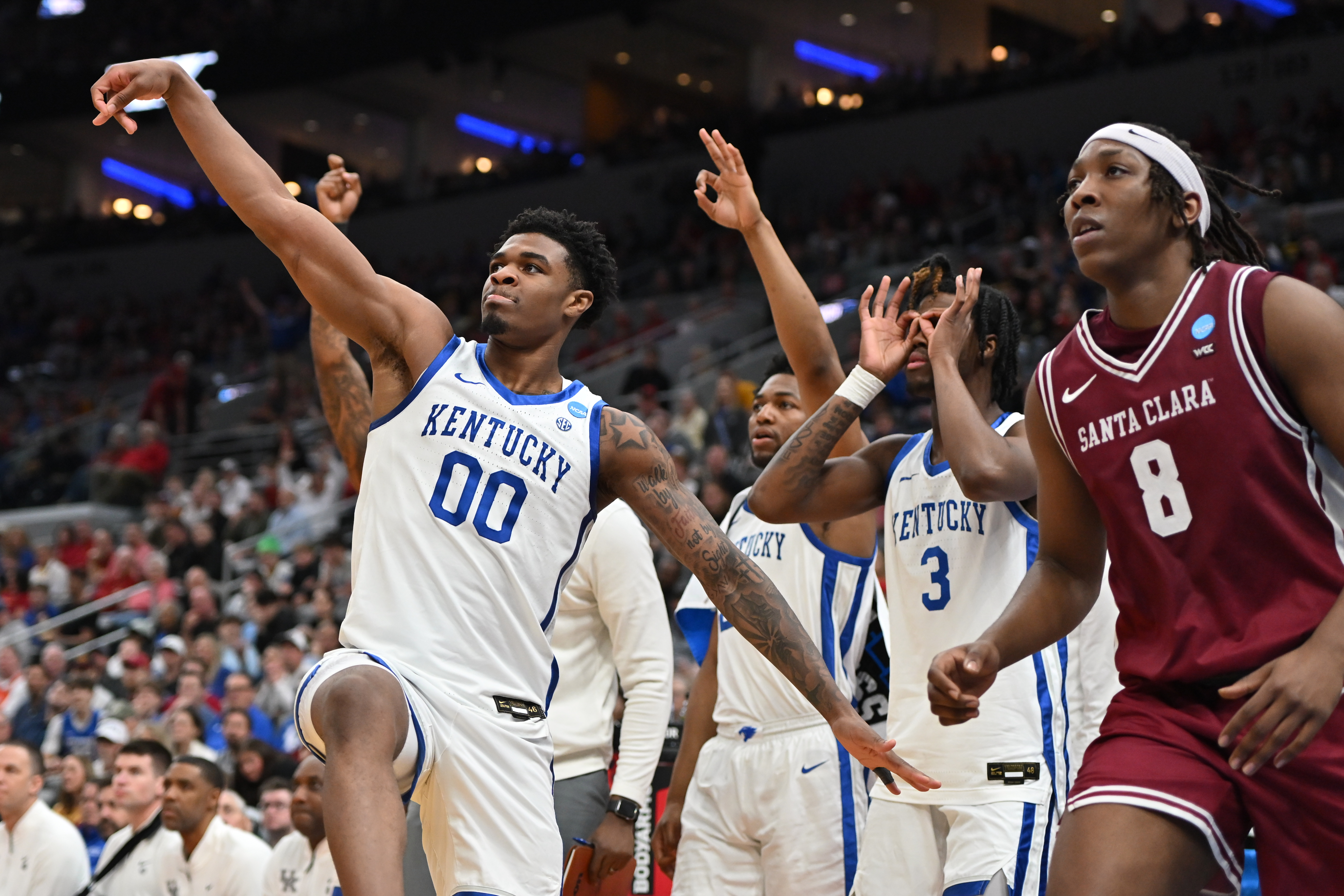 Kentucky's Otega Oweh (00) celebrates after making a basket as teammate Kam Williams (3) and Santa Clara's Elijah Mahi (8) watch during the second half in the first round of the NCAA college basketball tournament, Friday, March 20, 2026, in St. Louis. 