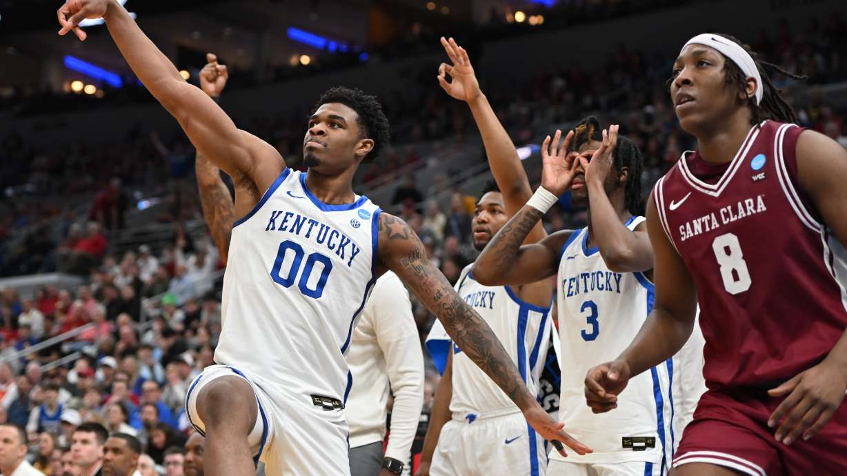 Kentucky's Otega Oweh (00) celebrates after making a basket as teammate Kam Williams (3) and Santa Clara's Elijah Mahi (8) watch during the second half in the first round of the NCAA college basketball tournament, Friday, March 20, 2026, in St. Louis.