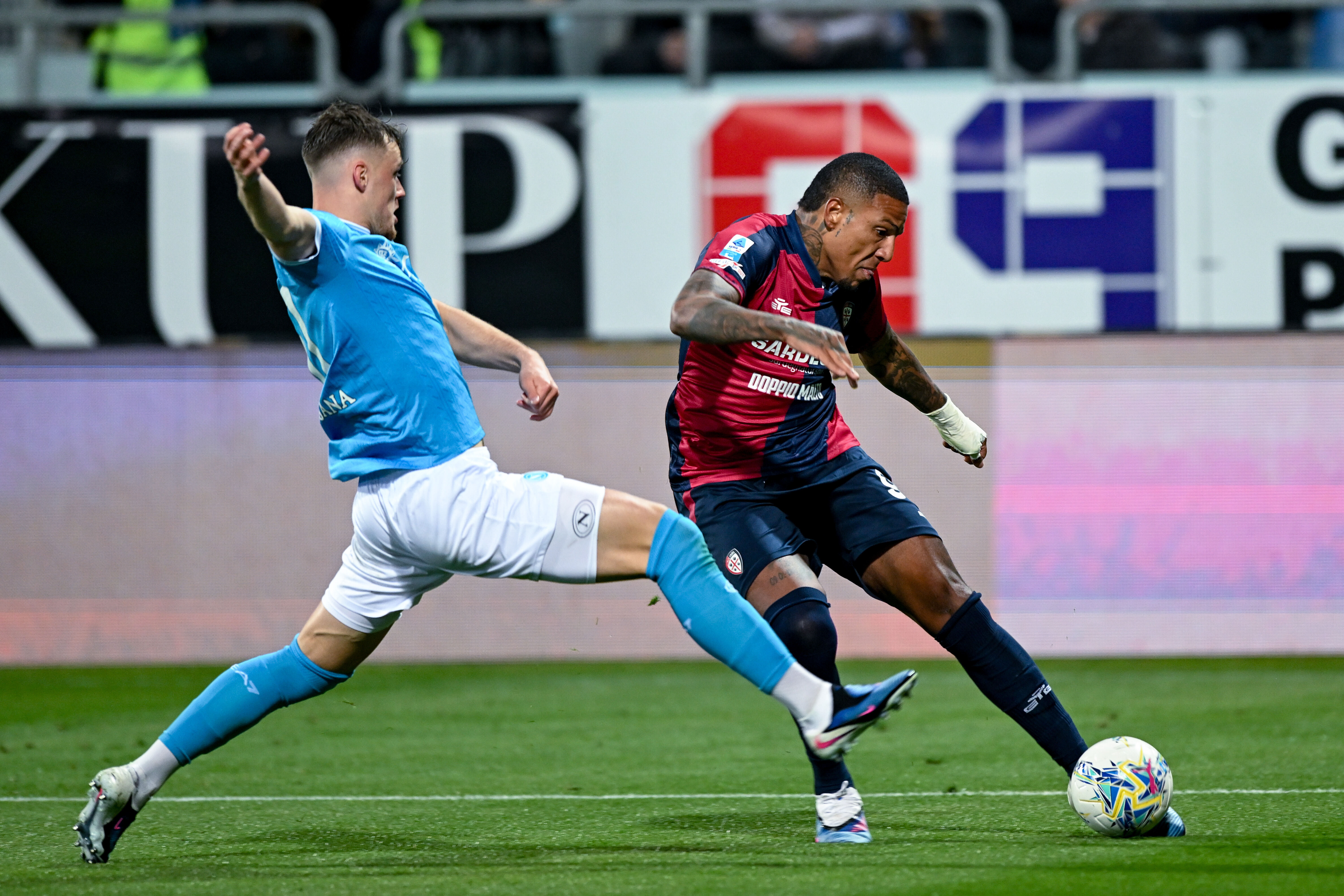 Cagliari's Michael Folorunsho, right, plays the ball during the Serie A soccer match between Cagliari and Napoli in Cagliari, Italy, Friday March 20, 2026. 