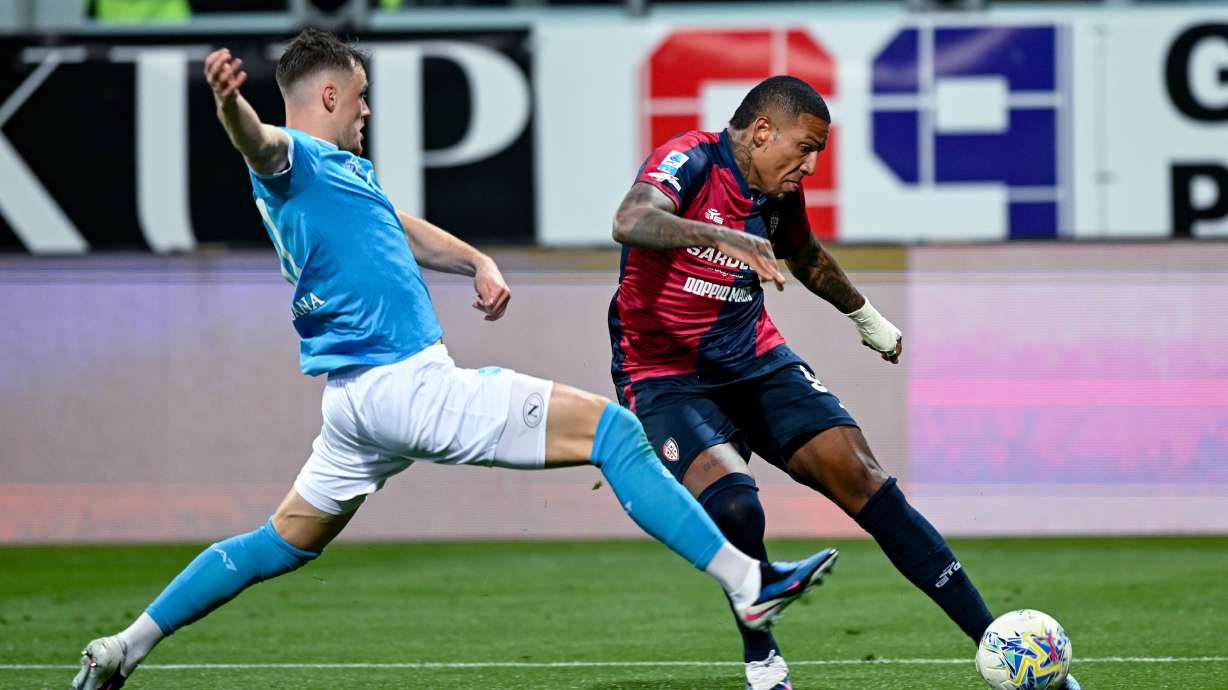 Cagliari's Michael Folorunsho, right, plays the ball during the Serie A soccer match between Cagliari and Napoli in Cagliari, Italy, Friday March 20, 2026.