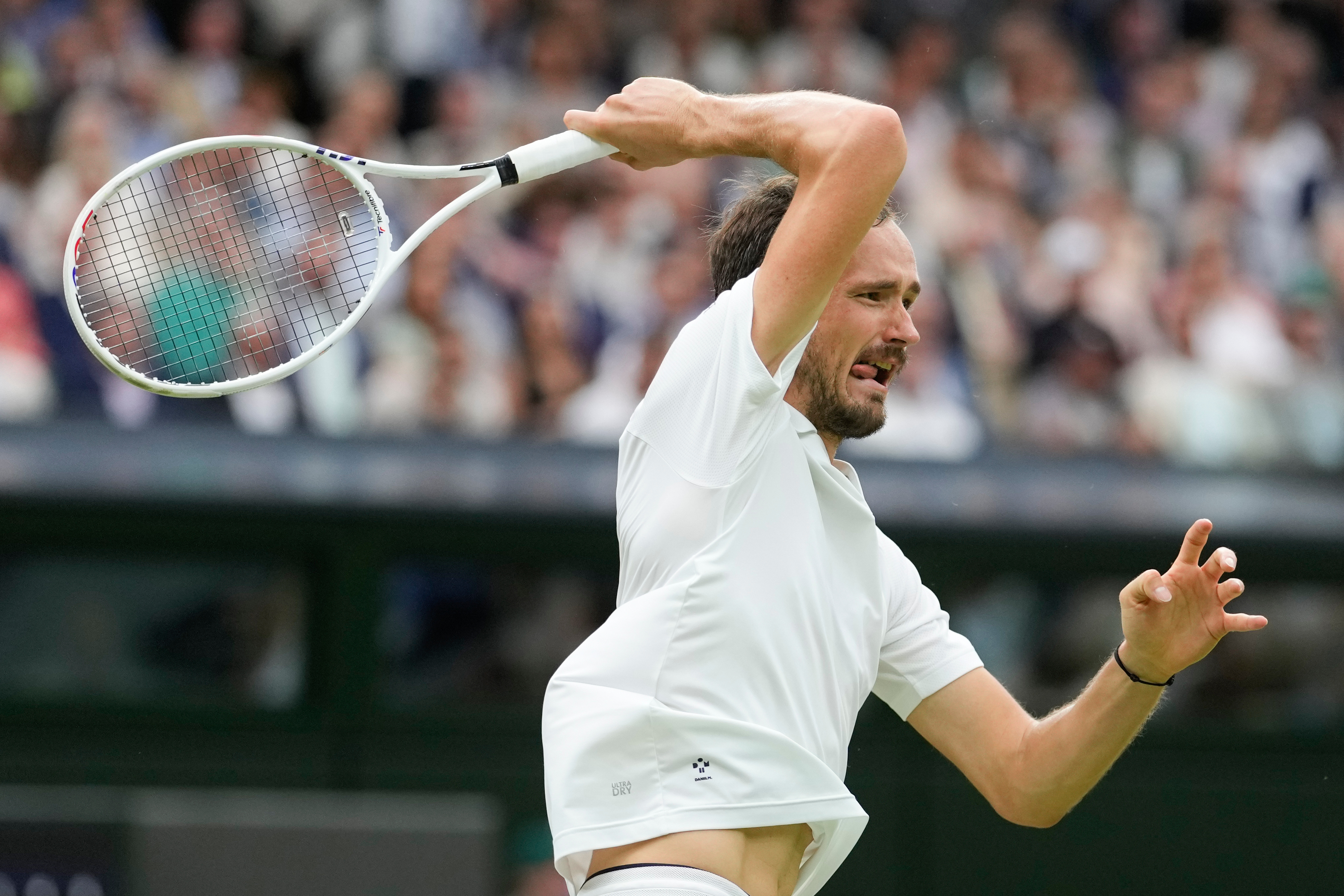 ARCHIVO - El ruso Daniil Medvedev devuelve de derecha ante el italiano Jannik Sinner durante su partido de cuartos de final en el campeonato de tenis de Wimbledon en Londres, el martes 9 de julio de 2024. 