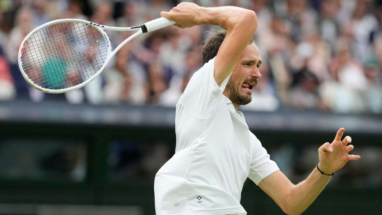 ARCHIVO - El ruso Daniil Medvedev devuelve de derecha ante el italiano Jannik Sinner durante su partido de cuartos de final en el campeonato de tenis de Wimbledon en Londres, el martes 9 de julio de 2024.
