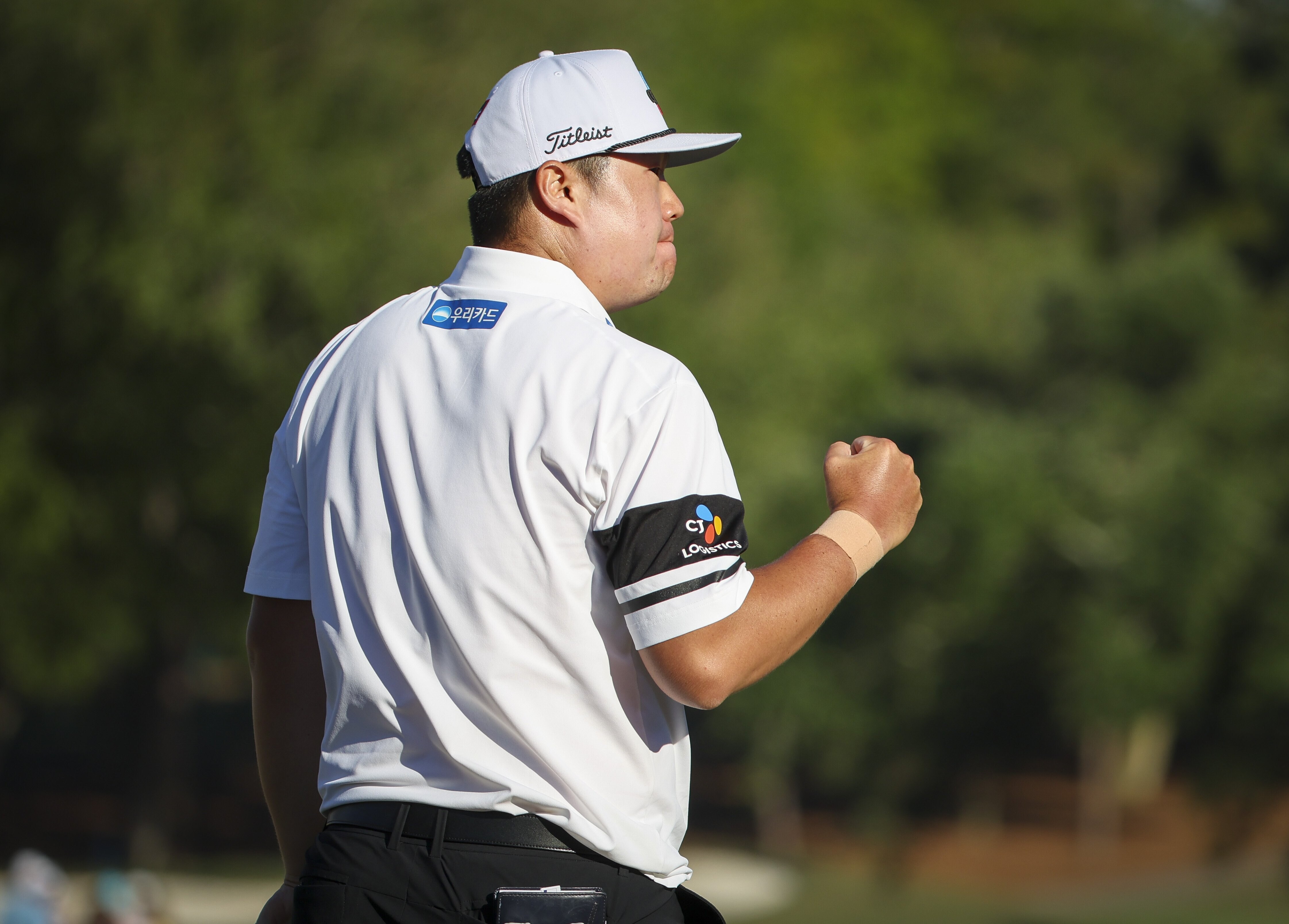 Sungjae Im pumps his fist after a birdie put on the 18th hole during the third round of the Valspar Championship golf tournament, Saturday, March 21, 2026, in Palm Harbor, Fla.