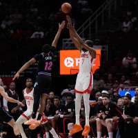 Durant passes Jordan, then Thompson tips in the winner in Rockets' 123-122 victory over Heat