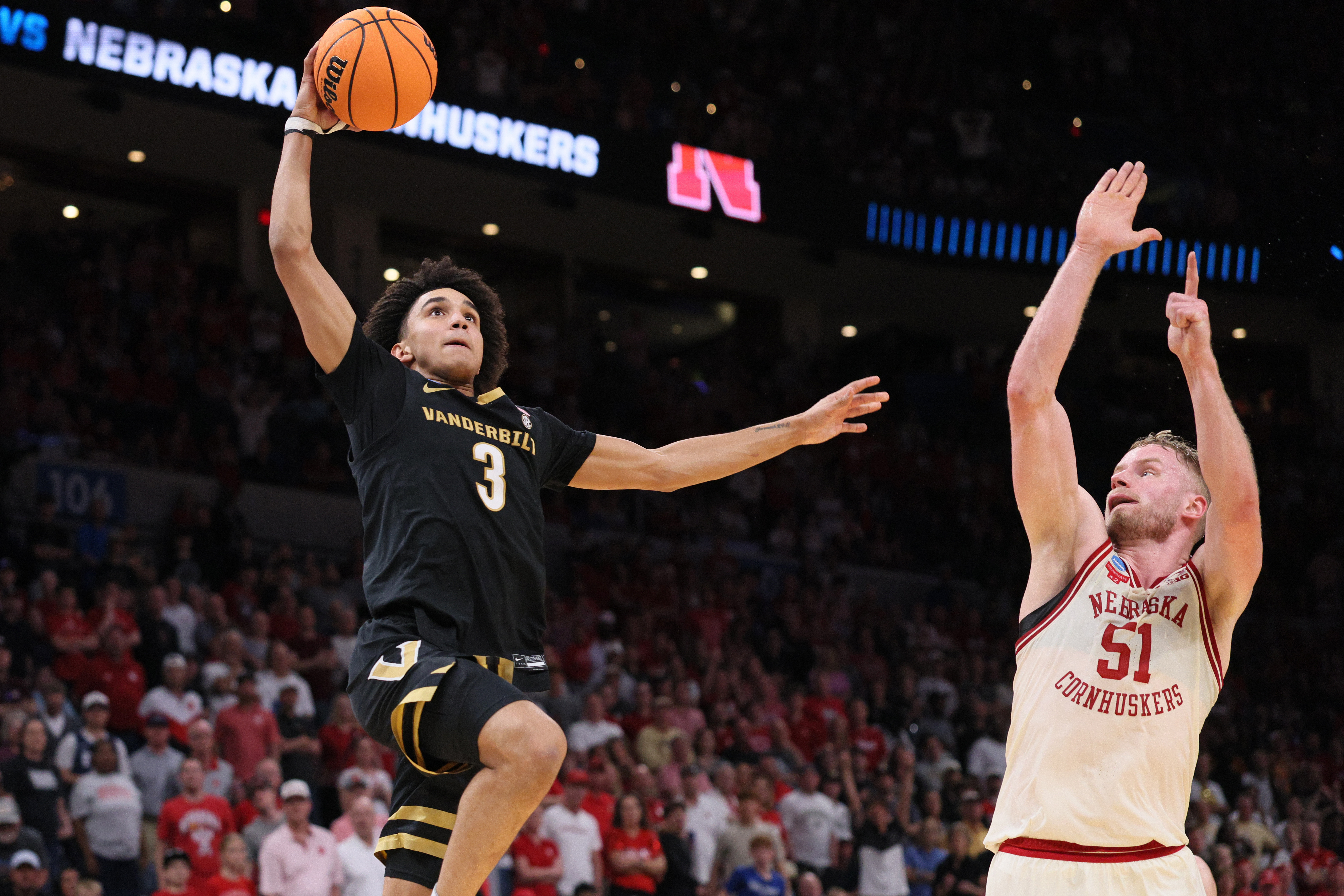 Nearly the greatest buzzer-beater ever? Half-court heave from Vanderbilt's Tyler Tanner rims out